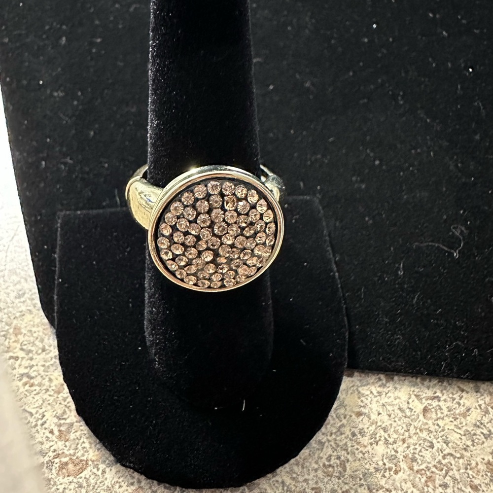 Ring with designs in gold colored stones